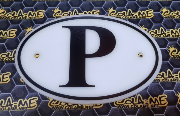 Placa oval em acrílico com inscrição "P"