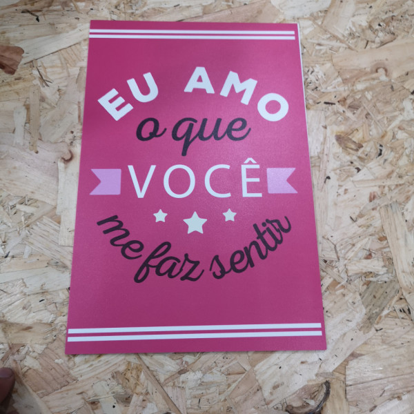 Placa Decorativa em PVC - Eu amo o que você me faz sentir
