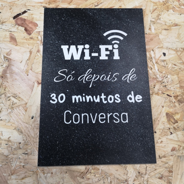 Placa Decorativa em PVC - Wi-fi Só Depois De 30 Minutos De Conversa