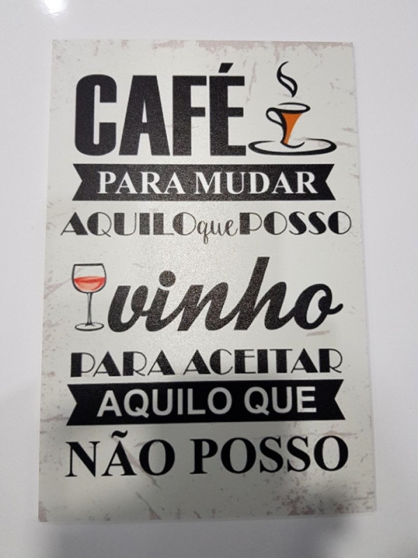 Placa Decorativa em PVC - Café para mudar aquilo que posso, Vinho para aceitar aquilo que não posso.