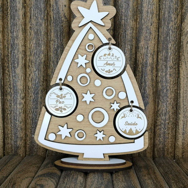 Árvore de Natal em MDF com pendentes personalizados