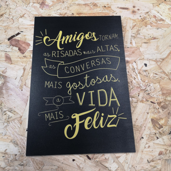 Placa Decorativa em PVC - Amigos Tornam As Risadas Mais Altas