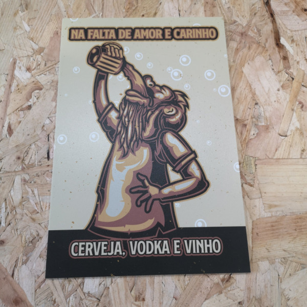 Placa Decorativa em PVC - Na falta de amor e carinho. Cerveja, vodka e vinho