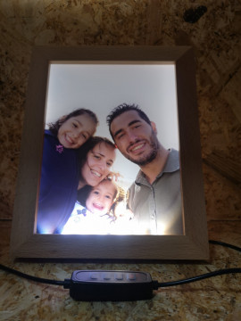 Moldura Iluminada Com Foto a Cores - Img 1