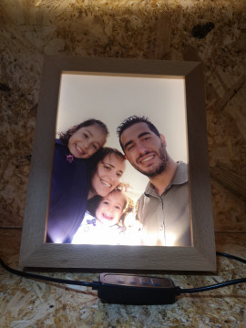 Moldura Iluminada Com Foto a Cores - Img 3