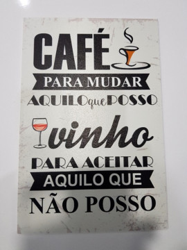 Placa Decorativa em PVC - Café para mudar aquilo que posso, Vinho para aceitar aquilo que não posso. - Img 1