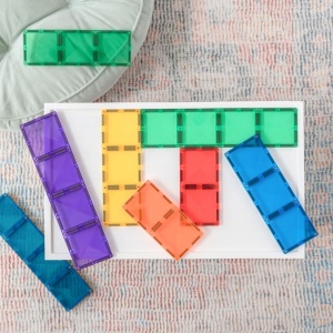 Set CONNETIX Rectangle Pack cu 18 plăci magnetice dreptunghiulare în trei dimensiuni diferite și culori curcubeu, concepute pentru construcții creative și structuri stabile.