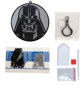 Kit Crystal Art Darth Vader cu șablon din lemn, cristale colorate, pix de aplicare, tavă și accesoriu de prindere pentru realizarea unui pandantiv decorativ strălucitor.