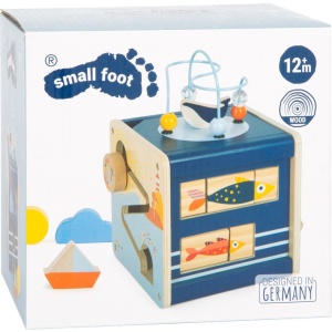 Cub de activități din lemn FSC® 100% cu tematică marină, labirinturi, sortator de forme, oglindă și activități motrice pentru copii mici.