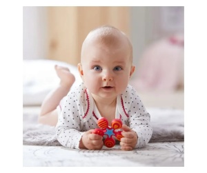 Jucăria senzorială HABA Baby Roșu din silicon, cu texturi diferite pentru explorare tactilă și orală, ideală pentru calmarea gingiilor și dezvoltarea coordonării bebelușilor.