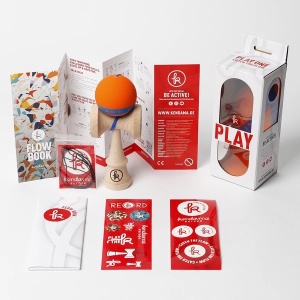 Kendama ONE PLAY Cool Mango G-Series – kendama profesională cu cupe mari, finisaj grip, spike precis și design vibrant, ideală pentru trick-uri de echilibru și freestyle.