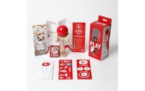Kendama Play Red – model premium din lemn de fag cu bilă roșie lucioasă, design ergonomic și echilibru perfect pentru trick-uri și joacă freestyle.