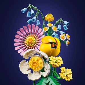 LEGO Botanicals Mic buchet luminos 10347 cu flori pastelate construibile, inclusiv bujor, lalea, gerberă și zambile, pentru decor și relaxare creativă.