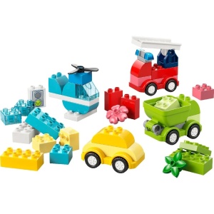 Copil construind vehicule LEGO DUPLO creative, inclusiv elicopter, camion de pompieri și autobasculantă, dezvoltând imaginația și coordonarea mână-ochi prin joacă.