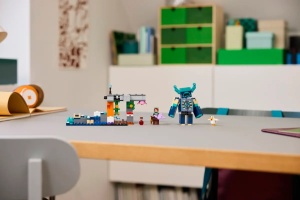 LEGO Minecraft Întâlnirea cu Temnicerul 21274 cu Temnicer construibil, peșteră luxuriantă, diamante și funcții interactive inspirate din jocul Minecraft.