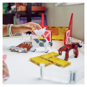 Set magnetic MAGNA-TILES Farm Animals cu 25 piese – include animale de fermă și garduri magnetice pentru copii peste 3 ani.