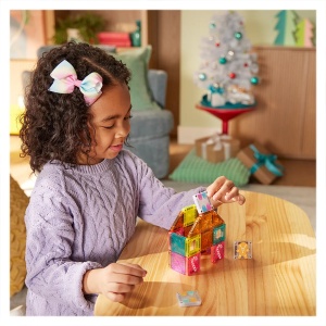 Set MAGNA-TILES microMAGS Gingerbread House cu 24 de piese magnetice colorate, ferestre, triunghiuri, elemente cu bomboane și personaj din turtă dulce.