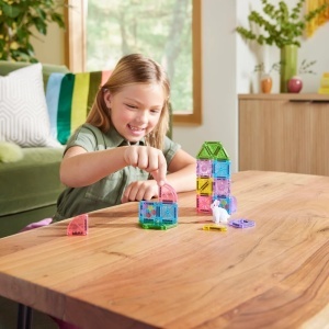 Set MAGNA-TILES microMAGS Spring Garden cu 24 de piese magnetice în culori pastelate, plăci decorate cu flori și lalele și o figurină iepuraș pentru construcții creative inspirate de primăvară.