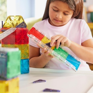 Set Magna-Tiles Rail Racers Deluxe cu 90 de piese, șine transparente, bile și elemente magnetice pentru construirea de piste, rampe și structuri STEM creative.