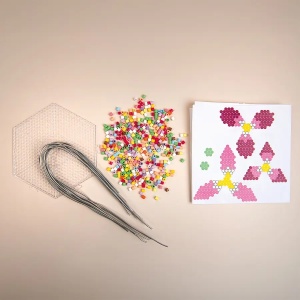 Set Playbox MIDI cu 5000 de mărgele de călcat colorate și accesorii pentru realizarea modelelor florale și a decorațiunilor creative.