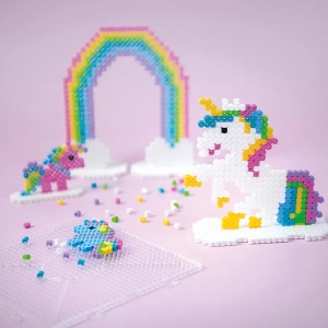 Copil realizând modele colorate din mărgele de călcat Unicorn Playbox, dezvoltând creativitatea, coordonarea mână-ochi și atenția la detalii.