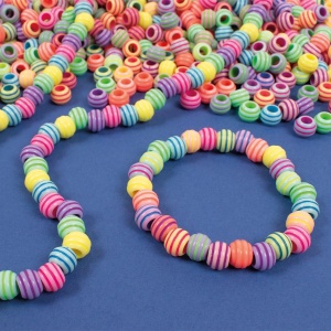 Set Playbox cu 180 de mărgele pastelate din plastic cu model în dungi și ață pentru înșirare, destinat realizării de brățări, coliere și accesorii handmade.
