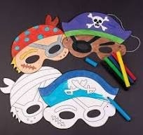 Copii decorând și purtând măști de pirați Playbox personalizate, dezvoltând creativitatea, imaginația și abilitățile artistice prin joacă.