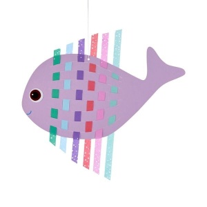 Set creativ Origami cu Pești HABA, cu planșe predecupate, ace de împletit și benzi colorate pentru realizarea creaturilor marine decorative.