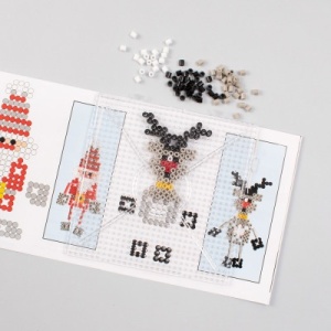Set complet cu mărgele de călcat – starter kit pentru copii cu planșetă, modele și hârtie de călcat. Activitate creativă ușoară și distractivă. Modele pentru creații.