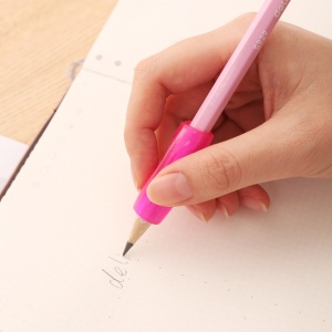 Set de 4 manșoane ergonomice Deli EU75002 în culori neon, pentru corectarea poziției de scriere și creșterea confortului în utilizarea creioanelor.