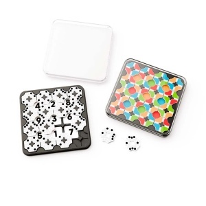Joc de logică Smart Games Quantum cu tablă de joc, piese colorate față-verso și plăci de provocare pentru rezolvarea puzzle-urilor logice.