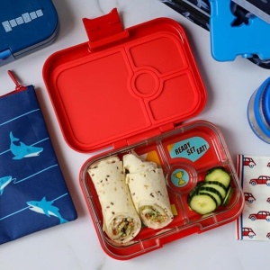 Yumbox Panino Racecars – cutie de prânz roșie cu design auto, 4 compartimente etanșe și tavă detașabilă, ideală pentru copii și adulți.
