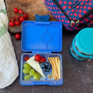 Yumbox Snack Surf – caserolă etanșă mică, cu 3 compartimente pentru gustări.