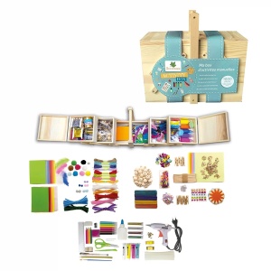 Cutie din lemn Activity Box Sycomore deschisă, cu peste 1000 de materiale creative colorate pentru desen, pictură, colaj și proiecte handmade.