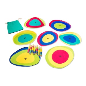 Joc Activity Islands de la BS Toys cu 7 covorașe colorate, 7 bețișoare din lemn și săculeț textil, conceput pentru jocuri de mișcare, atenție și rapiditate.