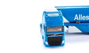 Model miniatural SIKU 1626 camion cisternă articulat, realizat predominant din metal, cu detalii realiste inspirate de vehiculele de transport industrial și logistică.