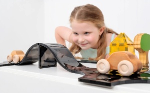 Connetix Creative Roads Pack – set magnetic de 48 piese pentru construcții creative, drumuri și orașe, realizat din materiale sigure și durabile.