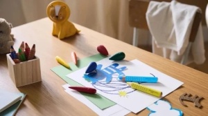 Set de creioane cerate Faber-Castell cu formă ergonomică tip bulb, în culorile verde, albastru, roșu și galben, concepute pentru desen și colorat de către copii mici.