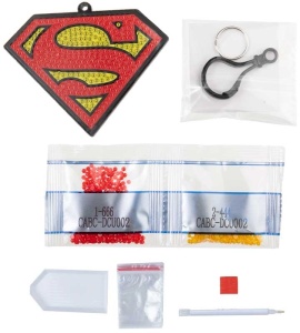 Crystal Art Superman – set creativ Bag Charm cu cristale colorate, șablon din lemn și clemă metalică, perfect pentru fanii DC Comics.