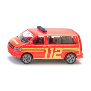 Model miniatural SIKU 1547 Volkswagen T5 Pompieri, cu caroserie metalică, hayon funcțional, cârlig de remorcare și detalii inspirate de vehiculele reale de intervenție.