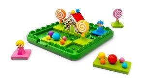 Joc de logică Hansel & Gretel de la Smart Games cu tablă de joc, figurine, case și piese de drum utilizate pentru rezolvarea celor 60 de provocări inspirate din basmul clasic.