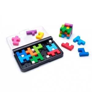 Joc IQ Quub SmartGames cu tablă compactă, 10 piese puzzle colorate și broșură cu 120 de provocări 2D și 3D.