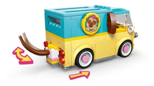 LEGO Friends 42678 cu furgonetă în formă de mops, accesorii pentru animale de companie, Nova, Aliya și figurine adorabile pentru joacă imaginativă.