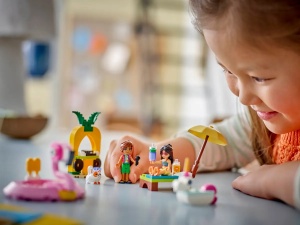 LEGO Friends 42658 cu colac flamingo, colac unicorn, Leo, Liann și motanul Churro pentru joacă imaginativă și aventuri la piscină.