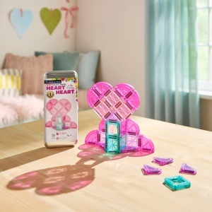 Set MAGNA-TILES microMAGS Heart to Heart cu 26 de piese magnetice în nuanțe de roz, turcoaz și violet, incluzând ferestre arcuite și piese în formă de sfert de cerc pentru construcții creative.