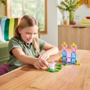 Set MAGNA-TILES microMAGS Spring Garden cu 24 de piese magnetice în culori pastelate, plăci decorate cu flori și lalele și o figurină iepuraș pentru construcții creative inspirate de primăvară.