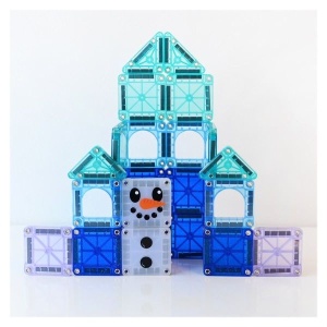 MAGNA-TILES microMAGS Winter Wonder Travel Set – set magnetic de 26 piese translucide inspirate de iarnă, ediție limitată, perfect pentru construcții creative acasă sau în călătorii.