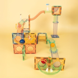 Set Magnetic Play Tiles Ball Track cu 91 de piese magnetice și 4 bile pentru construirea de piste spectaculoase și structuri 3D educative.
