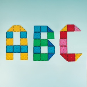 Set Magnetic Play Tiles Rainbow cu 100 de piese magnetice transparente și colorate pentru construcții 3D creative și educative.