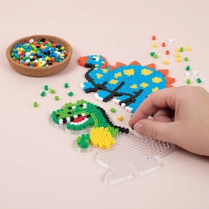 Set Playbox cu planșete transparente pentru mărgele de călcat și modele de dinozauri Tyrannosaurus Rex și Stegosaurus, destinat activităților creative pentru copii.
